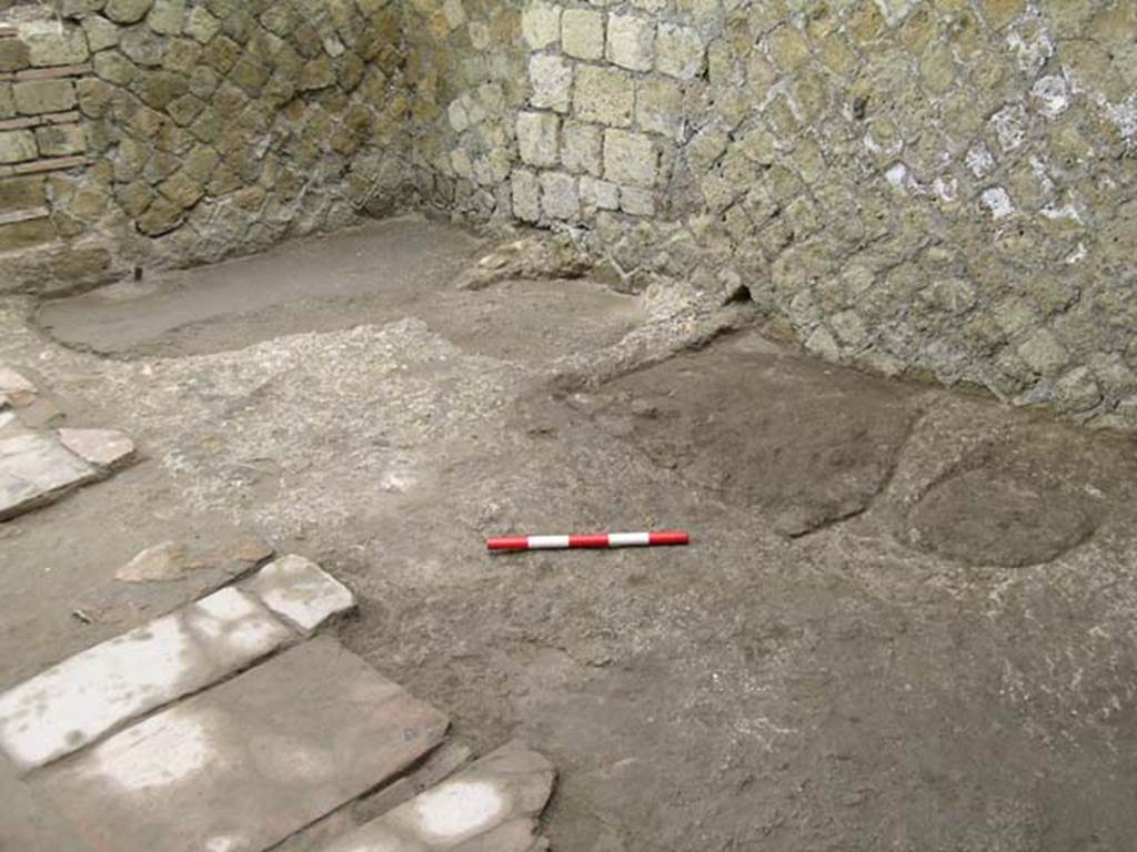 Ins Or II, 5, Herculaneum. May 2004. Looking west along north wall, towards north-west corner of shop-room.
Photo courtesy of Nicolas Monteix.